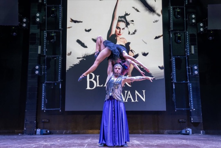 Granada Black Swan sahne şovu