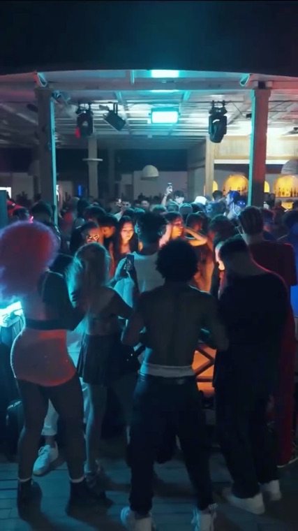 Gece beach club kalabalığı