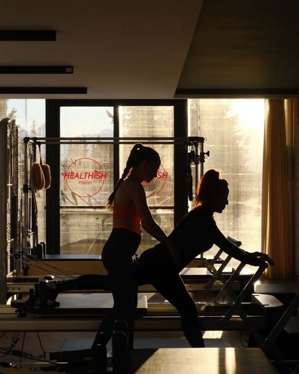 Pilates stüdyosunda reformer çekimi